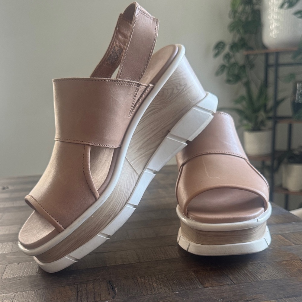 Sorel Women's platform tan Sandals size 8.5